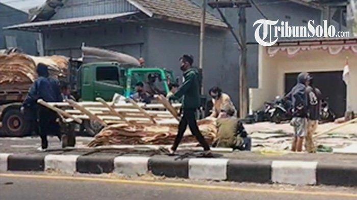 Kronologi Kecelakaan Truk Tripleks Di Jalan Solo Sragen Tabrak
