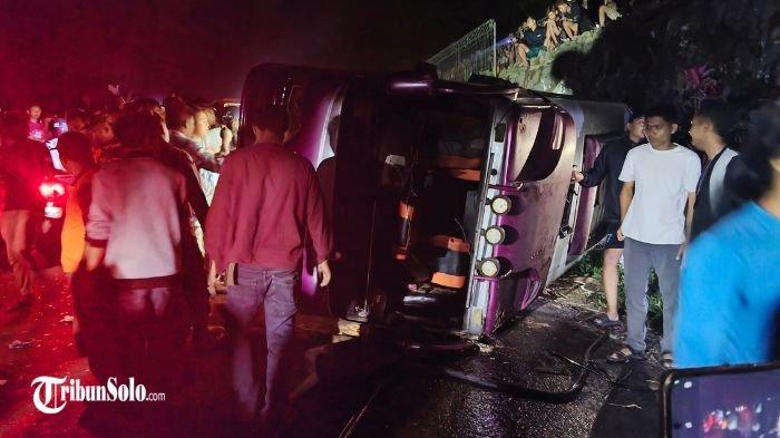 KECELAKAAN BUS - Kecelakaan tunggal bus di jalan Giribangun -Matesih, tepatnya di kawasan Astana Giribangun, Desa Karangabangun, Kecamatan Matesih, Kabupaten Karanganyar, Senin (2/6/2025) malam. Akibat kejadian tersebut, satu penumpang meninggal dunia
