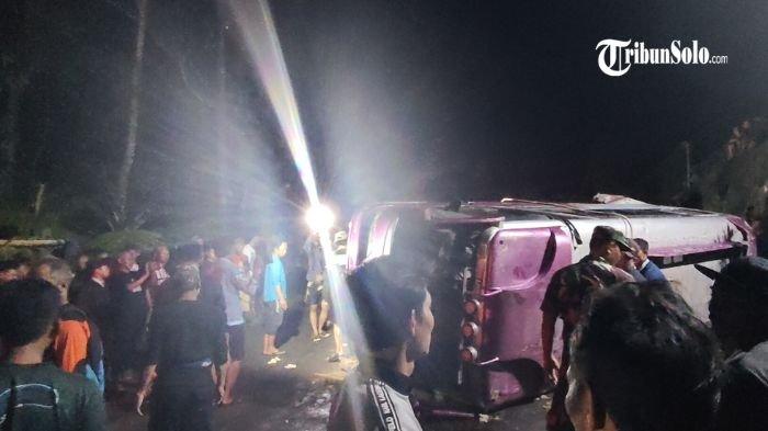 KECELAKAAN BUS - Kecelakaan tunggal bus di jalan Giribangun -Matesih, tepatnya di kawasan Astana Giribangun, Desa Karangabangun, Kecamatan Matesih, Kabupaten Karanganyar, Senin (2/6/2025) malam. Akibat kejadian tersebut, satu penumpang meninggal dunia