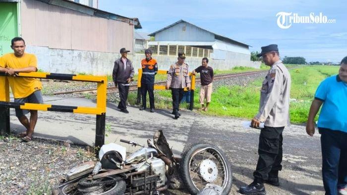 TERTABRAK BATARA KRESNA : Kecelakaan yang melibatkan Kereta Api Batara Kresna kembali terjadi di Kabupaten Sukoharjo, Sabtu (29/3/2024). Setelah sebelumnya menabrak mobil pemudik hingga menewaskan empat orang, kali ini kereta tersebut bertabrakan dengan sebuah sepeda motor antik di perlintasan tanpa palang pintu.