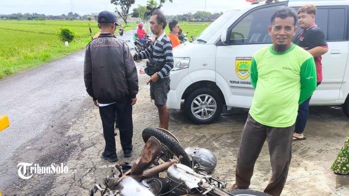 TERTABRAK BATARA KRESNA : Kecelakaan yang melibatkan Kereta Api Batara Kresna kembali terjadi di Kabupaten Sukoharjo, Sabtu (29/3/2024). Setelah sebelumnya menabrak mobil pemudik hingga menewaskan empat orang, kali ini kereta tersebut bertabrakan dengan sebuah sepeda motor antik di perlintasan tanpa palang pintu.
