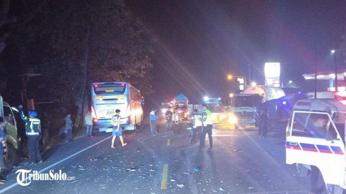KECELAKAAN MAUT - Kecelakaan yang melibatkan bus, truk dan sepeda motor di Jalan Sragen-Ngawi, Desa/Kecamatan Sambungmacan, Kabupaten Sragen, Jumat (11/7/2025). Kecelakaan tersebut menyebabkan satu orang meninggal dunia di lokasi kejadian, dan satu orang lainnya terluka.