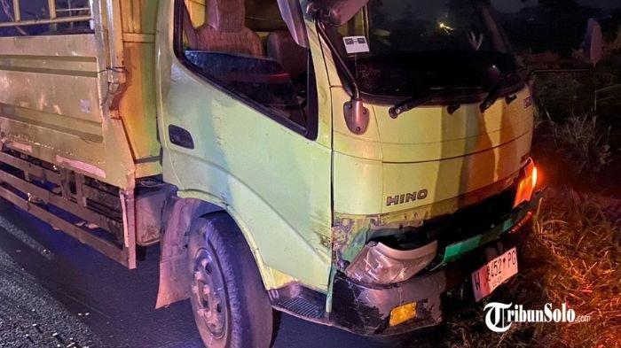 KECELAKAAN MAUT - Kecelakaan yang melibatkan bus, truk dan sepeda motor di Jalan Sragen-Ngawi, Desa/Kecamatan Sambungmacan, Kabupaten Sragen, Jumat (11/7/2025). Kecelakaan tersebut menyebabkan satu orang meninggal dunia di lokasi kejadian, dan satu orang lainnya terluka.