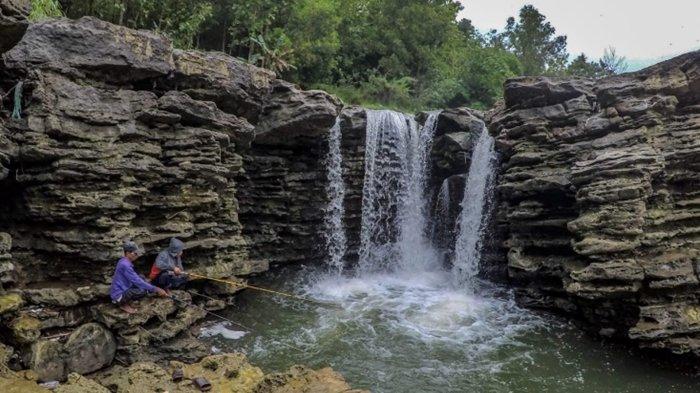 IKON DESA DOYONG - Kedung Grujug, air terjun mini yang terletak di antara Desa Doyong dan Desa Soko di Kecamatan Miri, Kabupaten Sragen, Jawa Tengah, beberapa waktu lalu. Beginilah asal-usul nama Desa Doyong.