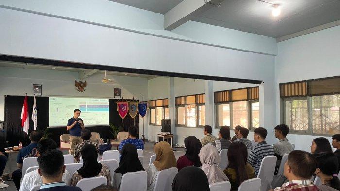 PERKENALKAN KAMPUS. CEO PT. Triputra Edukasi Nusantara Yohanes Tan saat sesi pengenalan kampus di Jalan Duwet Raya, Karangasem, Laweyan, Solo ke mahasiswa baru pada Sabtu (24/5/2025).