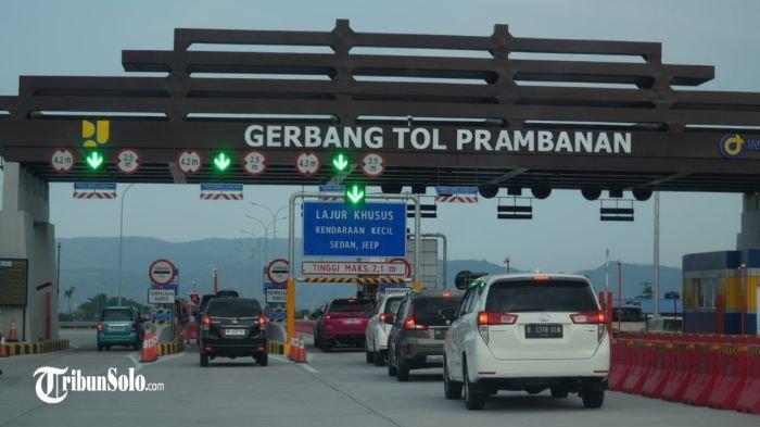 GERBANG TOL PRAMBANAN - Kendaraan roda empat terpantau memasuki Gerbang Tol Prambanan di Kecamatan Jogonalan, Klaten, Rabu (2/7/2025). Diketahui, Tol Solo-Jogja ruas Klaten-Prambanan dioperasikan secara penuh mulai 2 Juli 2025.