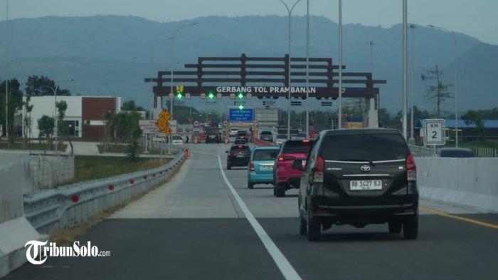 GERBANG TOL PRAMBANAN - Kendaraan roda empat terpantau memasuki Gerbang Tol Prambanan di Kecamatan Jogonalan, Klaten, Rabu (2/7/2025). Diketahui, Tol Solo-Jogja ruas Klaten-Prambanan dioperasikan secara penuh mulai 2 Juli 2025.