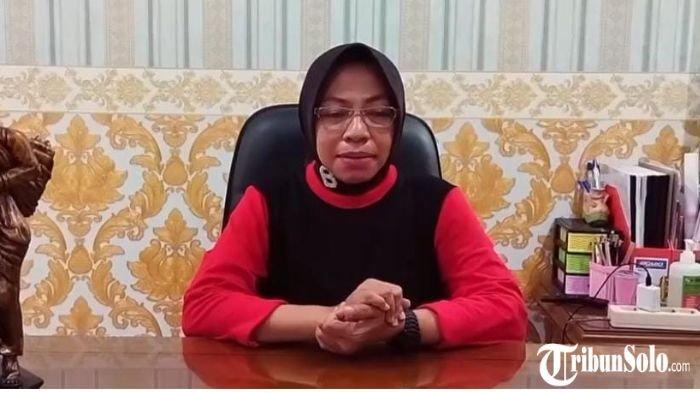 WASPADA COVID - Kepala Dinas Kesehatan Kabupaten (DKK) Sukoharjo, Tri Tuti Rahayu, ditemui beberapa waktu lalu. Pemerintah daerah merespons surat edaran tersebut dengan menyiagakan seluruh fasilitas kesehatan tingkat pertama, termasuk puskesmas di seluruh wilayah Sukoharjo.