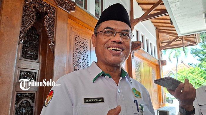 IBADAH HAJI - Kepala Kantor Kementerian Agama Kabupaten Sragen, Ihsan Muhadi, saat ditemui Rabu (7/5/2025). Sebanyak 23 persen jemaah calon haji asal Kabupaten Sragen yang berangkat tahun 2025 masuk ke dalam kategori berisiko tinggi. Mereka yang masuk kategori resiko tinggi adalah jemaah calon haji yang berusia lansia.
