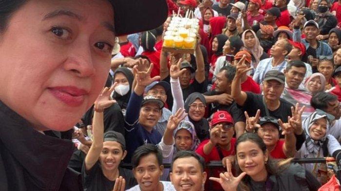 Ketua DPP PDIP, Puan Maharani, saat selfie bersama masyarakat Banyuwangi dalam Hajatan Rakyat Banyuwangi, Kamis (8/2/2024).