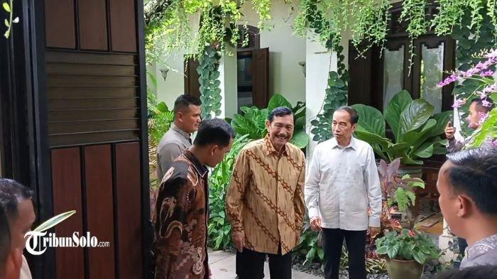 LUHUT BERKUNJUNG - Ketua Dewan Ekonomi Nasional, Luhut Binsar Pandjaitan bertamu ke kediaman Joko Widodo (Jokowi) yang beralamat di Kelurahan Sumber, Kecamatan Banjarsari, Kota Solo, Senin (31/3/2025) siang. Luhut mengaku telah merencanakan untuk bersilaturahmi dengan Jokowi.