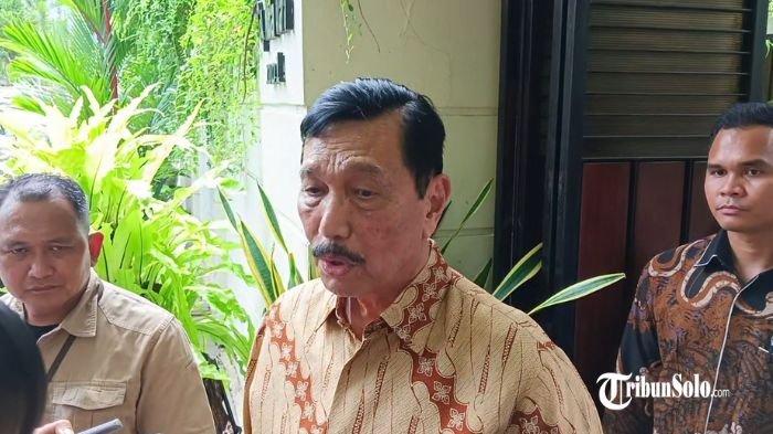 LUHUT BERKUNJUNG - Ketua Dewan Ekonomi Nasional, Luhut Binsar Pandjaitan bertamu ke kediaman Joko Widodo (Jokowi) yang beralamat di Kelurahan Sumber, Kecamatan Banjarsari, Kota Solo, Senin (31/3/2025) siang. Luhut mengaku telah merencanakan untuk bersilaturahmi dengan Jokowi.