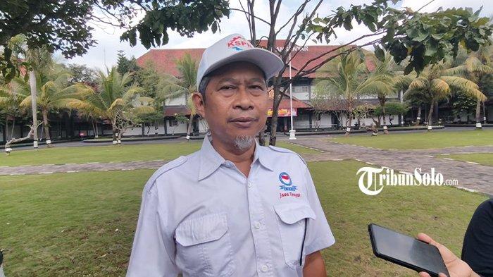TUNTUTAN UPAH - Ketua KSPN Karanganyar Haryanto saat ditemui, Jum'at (2/5/2025). Kasus tuntutan upah dan THR buruh PT Kusumahadi di Karanganyar telah menemui progress. Pihak perusahaan sudah membayar sebagian gaji yang tertunggak.