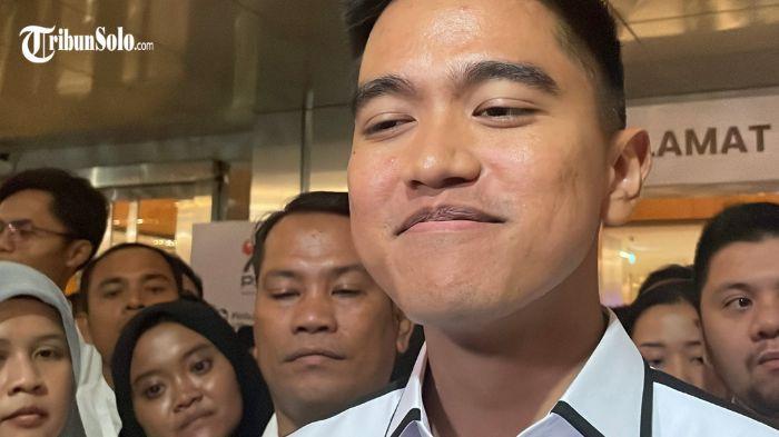 JOKOWI TAK HADIR - Ketua Umum PSI, Kaesang Pangarep, memberikan klarifikasi terkait absennya sang ayah, Joko Widodo di hari kedua kongres PSI, Minggu (20/7/2025). Jokowi menjadi figur yang paling dinantikan ribuan simpatisan partai.