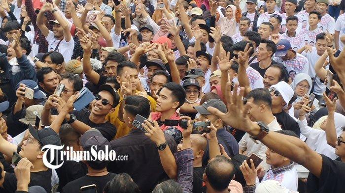 Ketum PSI Kaesang Pangarep saat berada di Joglo Mandala Wisata, Selo, Boyolali, Sabtu (16/12/2023)