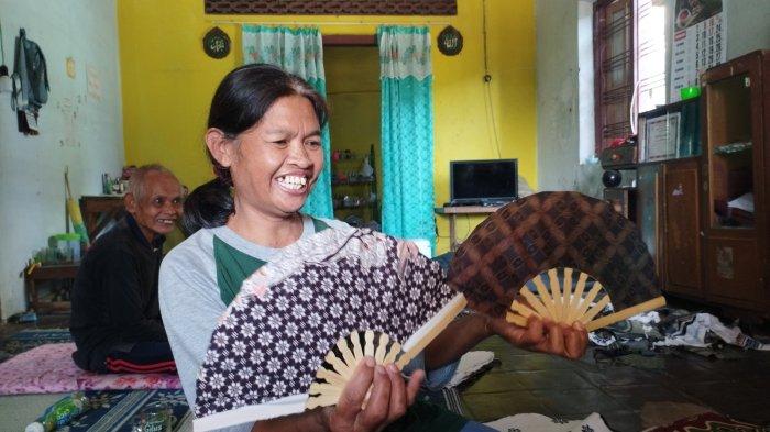 Kipas tangan dan dompet hasil pengrajin Rino Souvenir milik Surani (51) di Desa Kebonharjo, Kecamatan Polanharjo, Klaten, Jawa Tengah.