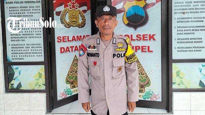 KISAH INSPIRATIF POLISI. Bripka Marwanto saat ditemui di Mapolsek Ampel, Boyolali, Jumat (11/5/2025) pagi. Di tengah perannya sebagai penjaga keamanan dan ketertiban masyarakat, Marwanto justru tampil sebagai sosok inspiratif yang menyelesaikan berbagai persoalan sosial di wilayah binaannya.