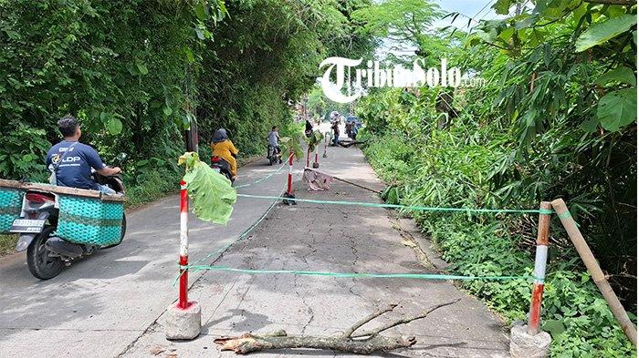 Kondisi Jalan Gabugan-Sumberlawang di Kecamatan Tanon, Kabupaten Sragen diberlakukan sistem buka tutup usai terdampak longsor, Rabu (25/12/2024).