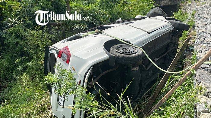 MOBIL TERTABRAK KERETA. Kondisi Sigra warna putih usai tertabrak kereta api Batara Kresna dari arah Wonogiri ke Solo di perlintasan kereta api depan Terminal Sukoharjo, Rabu (26/3/2025) sekira pukul 08.45 WIB. Dalam Kejadian ini dari info yang dihimpun Tribun Solo 4 orang meninggal dunia, mereka adalah rombongan yang mudik dari Jakarta ke Sukoharjo. Tribun Solo/ Anang Maruf