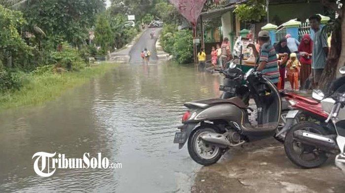 Kondisi banjir yang merendam jalan kampung di Dukuh Kesongo, Desa Tegalmade, Kecamatan Mojolaban, Sukoharjo, Kamis (23/1/2025)