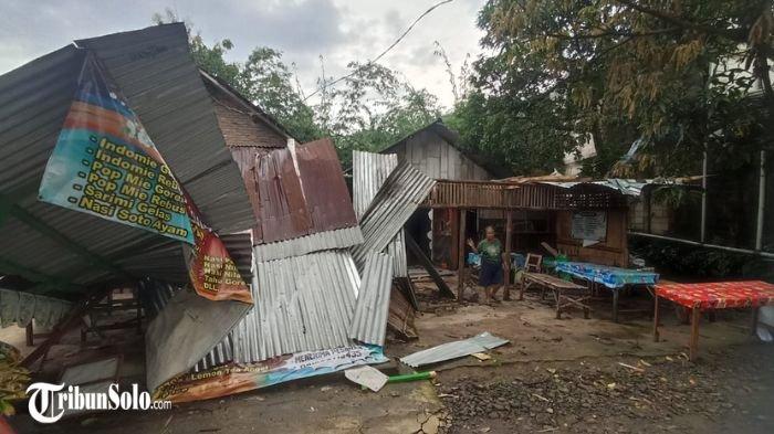 LULUH LANTAK : Kondisi deretan warung di depan waduk Cengklik Park Boyolali pasca dilanda puting beliung, Senin (10/2/2025). Beruntung tak ada warga yang terluka akibat angin puting beliung ini.