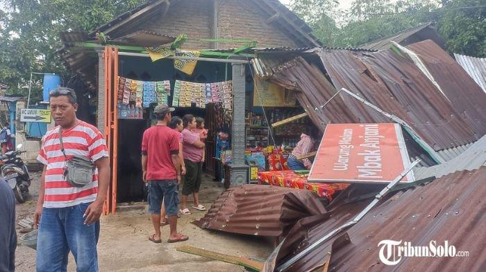 LULUH LANTAK : Kondisi deretan warung di depan waduk Cengklik Park Boyolali pasca dilanda puting beliung, Senin (10/2/2025). Beruntung tak ada warga yang terluka akibat angin puting beliung ini.