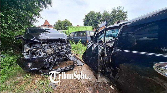 Kondisi dua mobil terlibat kecelakaan di Jalan Raya Sragen-Ngawi, Desa Banaran, Kecamatan Sambungmacan, Kabupaten Sragen, Jumat (6/12/2024).