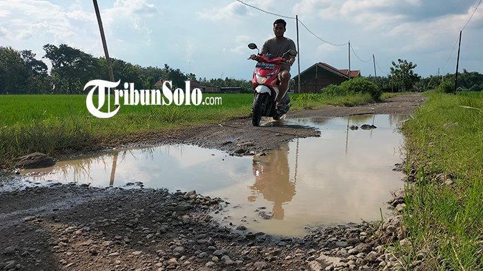 Potret Jalan di Desa Karanganyar Sragen: Berlubang Besar Mirip Kubangan