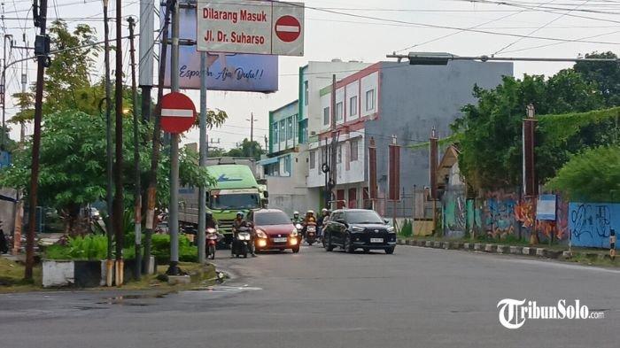 BAKAL DUA ARAH : Kondisi jalan Prof Dr Soeharso Laweyan Solo, Rabu (19/3/2025). Jalan ini akan diberlakukan dua arah mulai bulan Mei 2025 mendatang.