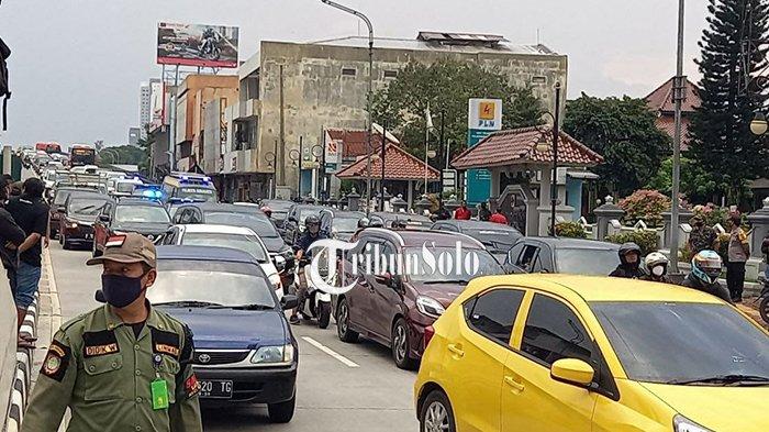 JALAN MACET. Kondisi lalu lintas flyover Purwosari saat macet di Jalan Slamet Riyadi, Solo, Selasa (12/4/2022). Berikut titik kemacetan di Solo. 