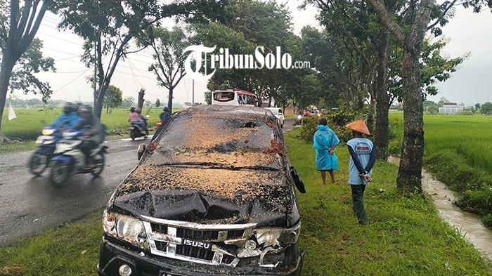 RINGSEK TERTIMPA POHON. Kondisi mobil Isuzu Panther hitam berplat AD 1730 DP yang tertimpa pohon di Jalan Solo-Tawangmangu, Kelurahan Gayamdompo, Kecamatan Kabupaten Karanganyar, Sabtu (8/2/2025).Tribun Solo / Mardon Widiyanto