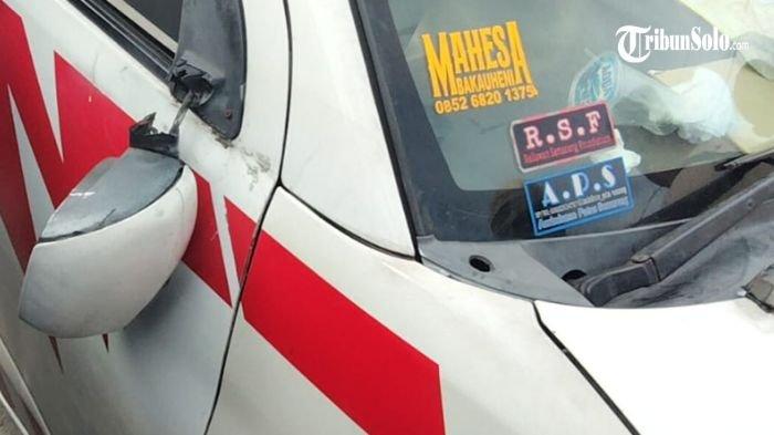 RUSAK - Kondisi spion mobil ambulans pecah dirusak orang saat melintasi demo supir angkutan barang di Jalan Ring Road e, Kecamatan Gondangrejo, Kabupaten Karanganyar, Kamis (19/6/2025). Kejadian itu terjadi di tengah aksi demo supir truk pengangkut barang menolak kebijakan zero truk Over Dimension Over Loading (ODOL) oleh Asosiasi Supir Antara Penjuru (ASAP) Soloraya.