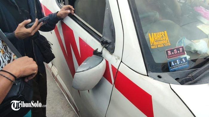 RUSAK - Kondisi spion mobil ambulans pecah dirusak orang saat melintasi demo supir angkutan barang di Jalan Ring Road e, Kecamatan Gondangrejo, Kabupaten Karanganyar, Kamis (19/6/2025). Kejadian itu terjadi di tengah aksi demo supir truk pengangkut barang menolak kebijakan zero truk Over Dimension Over Loading (ODOL) oleh Asosiasi Supir Antara Penjuru (ASAP) Soloraya.