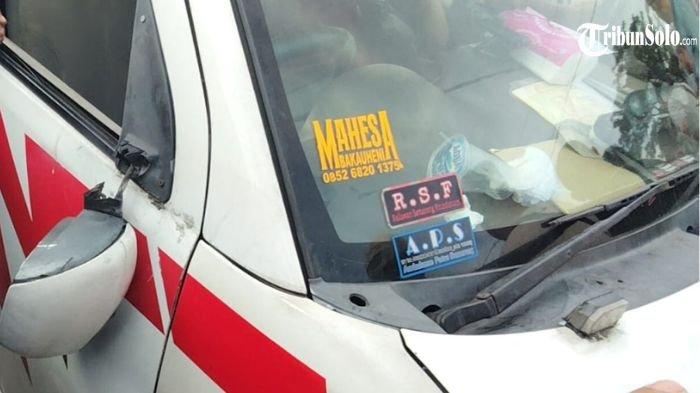 RUSAK - Kondisi spion mobil ambulans pecah dirusak orang saat melintasi demo supir angkutan barang di Jalan Ring Road e, Kecamatan Gondangrejo, Kabupaten Karanganyar, Kamis (19/6/2025). Kejadian itu terjadi di tengah aksi demo supir truk pengangkut barang menolak kebijakan zero truk Over Dimension Over Loading (ODOL) oleh Asosiasi Supir Antara Penjuru (ASAP) Soloraya.