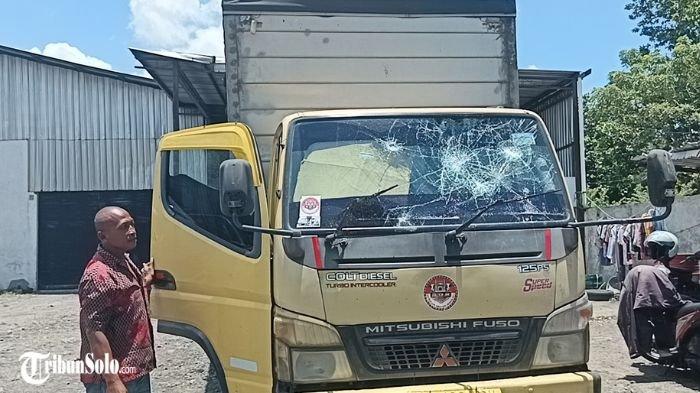 DILEMPARI : Kondisi truk yang dilempari suporter PSIM Yogyakarta di Desa Keteguhan, Kecamatan Sawit, Kamis (27/2/2025). Aksi itu terjadi saat para suporter kembali ke Jogja usai memberi dukungan tim PSIM bertanding di stadion Manahan Solo.