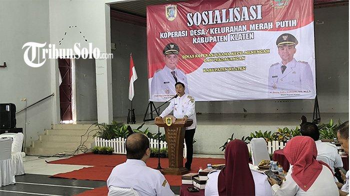 KOPERASI MERAH PUTIH. Bupati Klaten Hamenang Wajar Ismoyo saat menghadiri sosialisasi program Koperasi Merah Putih, dimulai di Daerah Pilih (Dapil) II di Desa Ngering, Kecamatan Jogonalan, Kabupaten Klaten pada Rabu (30/4/2025). Bupati Hamenang juga mengatakan untuk nantinya Koperasi dapat belajar dari badan usaha desa (BUMDes), yang mana sudah banyak yang berhasil di Indonesia.