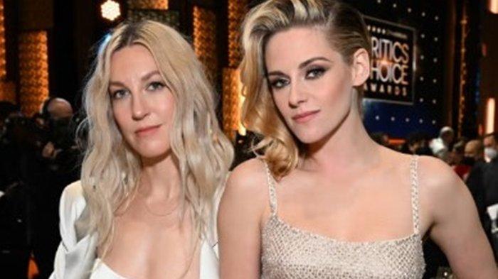 RESMI MENIKAH - Kristen Stewart dan Kekasihnya Dylan Meyer saat Tampil Perdana di Karpet Merah Sebagai Pasangan. Kala itu, Kristen Stewart menghadiri Critics Choice Awards 2022 dan menemaninya di karpet merah oleh pacarnya Dylan Meyer, di sisinya untuk pertama kalinya dalam acara sosial resmi.