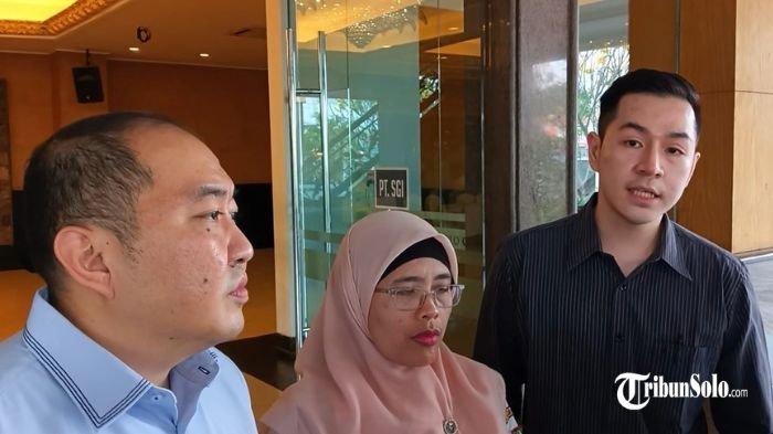 DIGELEDAH - Kuasa Hukum, Dirut PT Sri Rejeki Isman (Sritex) Iwan Kurniawan Lukminto, Calvin Wijaya mendampingi kliennya saat penyidik Kejagung RI Lakukan penggeledahan di Diamond Convention Center Solo, Rabu (2/7/2025). Sejumlah dokumen milik PT Sritex yang berada di gedung serba guna Diamond Convention Center di Jalan Slamet Riyadi, Kelurahan Purwosari, Kecamatan Laweyan, Kota Solo disita Kejaksaan Agung