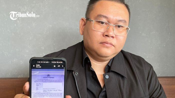 KASUS PELECEHAN - Kuasa hukum korban, Lanang Kujang Pananjung saat ditemui TribunSolo.com, Munggu (27/4/2025). Kejaksaan Negeri (Kejari) Sukoharjo resmi menerima pelimpahan berkas perkara kasus dugaan pelecehan seksual terhadap anak di bawah umur dengan tersangka Dendi Irwandi (36) pada Selasa (24/6/2025). Berkas perkara tersebut diserahkan oleh penyidik Polres Sukoharjo, yang menandai kasus ini telah memasuki tahap II.
