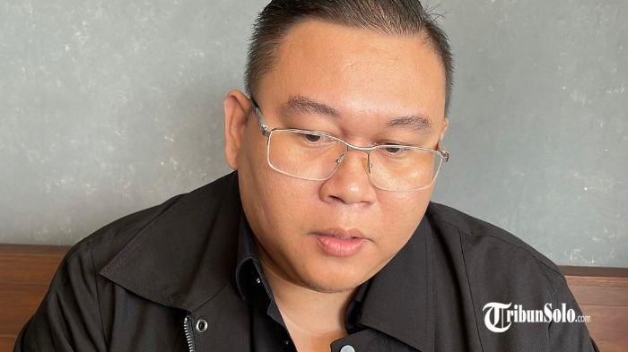 BAKAL LAPOR  - Kuasa hukum korban, Lanang Kujang Pananjung saat ditemui TribunSolo.com, Munggu (27/4/2025). Kuasa hukum korban pelecehan seksual terhadap anak di bawah umur di sebuah lembaga pendidikan berbasis Islam di Kecamatan Grogol, Kabupaten Sukoharjo, menyatakan akan melaporkan dugaan keterlibatan pelaku lain dalam kasus tersebut.
