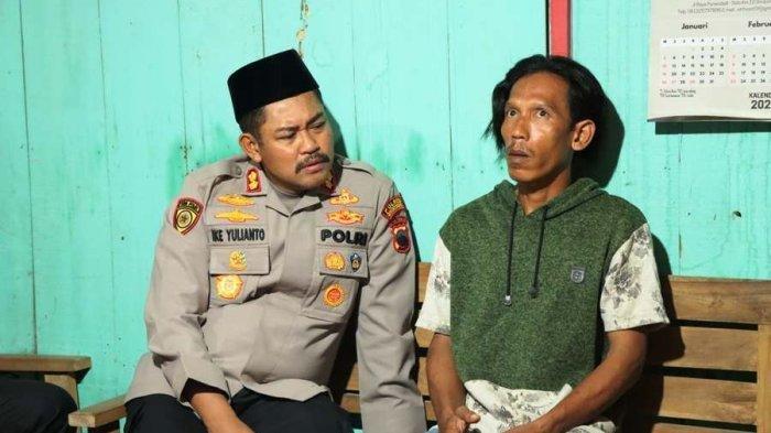 KORBAN SALAH TANGKAP - Kusyanto korban salah tangkap dan penganiayaan oleh oknum anggota polisi diajak berdamai oleh Kapolres Grobogan AKBP Ike Yulianto di Desa Dimoro, Kecamatan Toroh, Kabupaten Grobogan, Minggu (9/3/2025) malam. Dalam kasus tersebut, korban dituduh sebagai pelaku pencurian mesin pompa dan diesel. (POLDA JATENG)