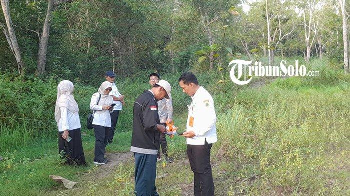 SEKOLAH RAKYAT WONOGIRI. Survey calon lokasi sekolah rakyat di Dusun Selomoyo, Desa Selomarto, Kecamatan Giriwoyo, Wonogiri beberapa waktu lalu. Calon lokasi sekolah rakyat itu berada di kawasan Selomoyo, Desa Selomarto, Kecamatan Giriwoyo yang merupakan bekas taman wisata Selomoyo.