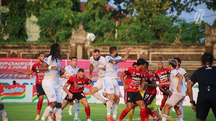 Laga antara Bali United vs Arema FC di Stadion Ngurah Rai, Denpasar, Bali pada Liga 1 musim 2021/2022.