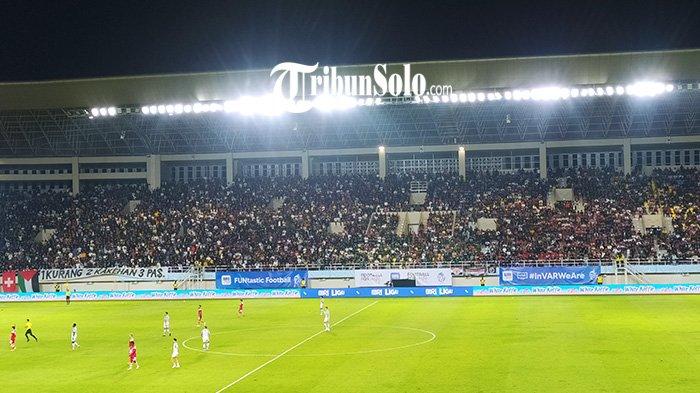 Laga derbi Jateng sangat dinanti oleh suporter tuan rumah. Hal itu nampak dari tribun penonton Stadion Manahan Solo yang sejak awal babak pertama sudah dipenuhi oleh para suporter, Sabtu (17/8/2024)