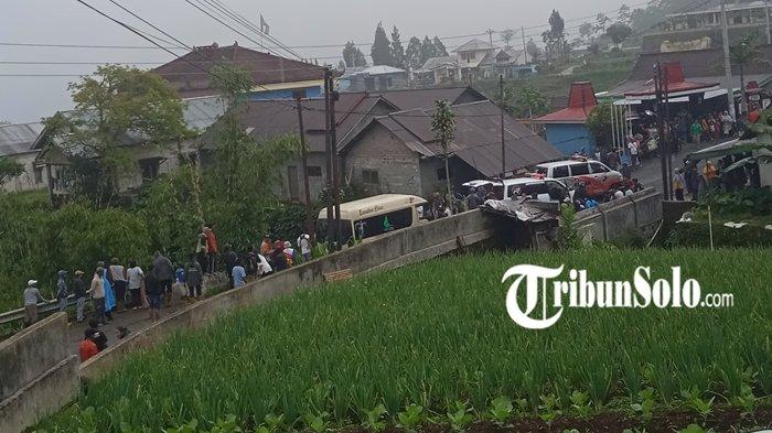 KECELAKAN TUNGGAL - Laka tunggal di Jembatan Banaran, Desa Gondosuli, Kecamatan Tawangmangu, Kabupaten Karanganyar, Sabtu (17/5/2025).