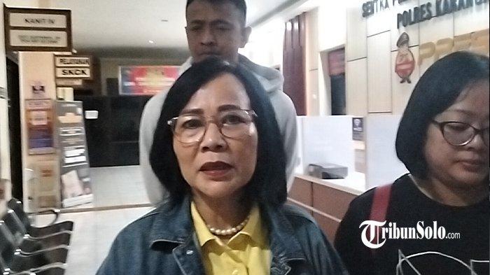 KORBAN ARISAN FIKTIF - Lala (40), salah satu korban penipuan arisan dan investasi bodong dari Kota Solo, saat ditemui di Mapolres Karanganyar, Senin (10/3/2025). Kasus penipuan ini dilakukan PA, seorang perempuan asal Klaten yang membuat ratusan korban merugi hingga Rp60 miliar. Modus yang pelaku lancarkan dengan korban percaya setelah mendapatkan keuntungan dari investasi di awal dengan lancar.