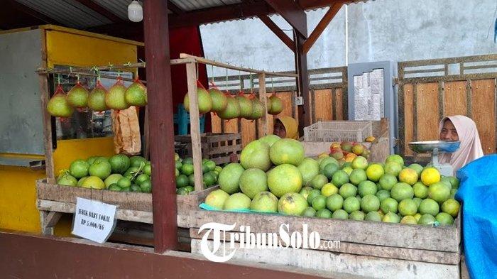 Lapak penjual jeruk baby lokal di kawasan wisata religi Makam Butuh, di Desa Gedongan, Kecamatan Plupuh, Kabupaten Sragen. 