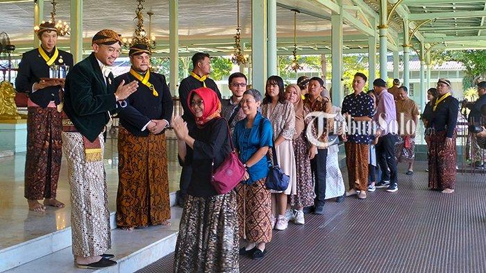 RAMAH : KGPAA Mangkunagara X menyambut masyarakat yang datang ke Puro Mangkunegaran pada Senin (7/4/2024). Ini dalam rangka Lebaran Kupat 2025.