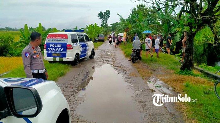 KECELAKAAN TUNGGAL - Lokasi kecelakaan sepasang suami istri yang mengendarai sepeda motor Honda Beat bernomor polisi AD 6205 AQE di Desa Sidokerto, Kecamatan Plupuh, Kabupaten Sragen, Rabu (19/3/2025). Akibat kecelakaan ini, suami istri itu tewas, sedangkan anaknya yang berusia 7 tahun selamat.