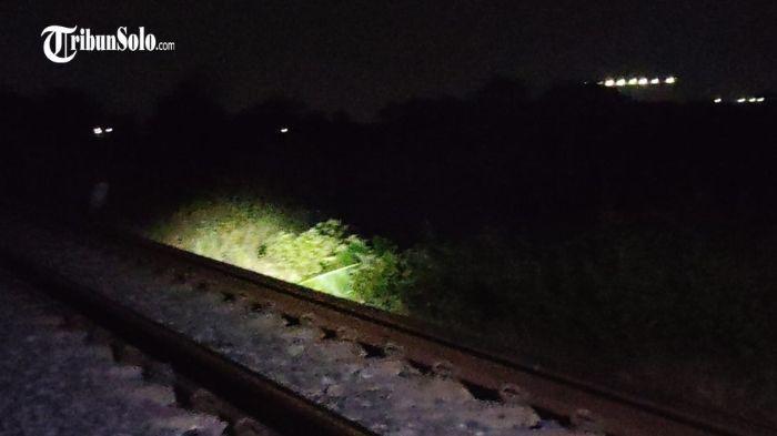 TERTEMPER KERETA - Lokasi kejadian pria asal Kabupaten Sragen, tewas tertemper kereta api di Desa Kaliwuluh, Kecamatan Kebakkramat, Kabupaten Karanganyar, Sabtu (26/7/2025). Pemuda itu ditemukan tewas diduga tertemper kereta api saat membuat konten.